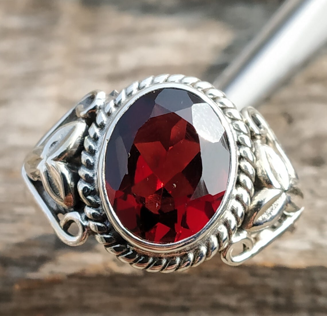 Attractive Red Garnet Oval Gemstone 925 Sterling Silver Middle