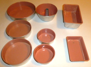 8 Pc Vtg Kids Metal/Aluminum Kitchen Play Set mauve silver bundt pan round cake