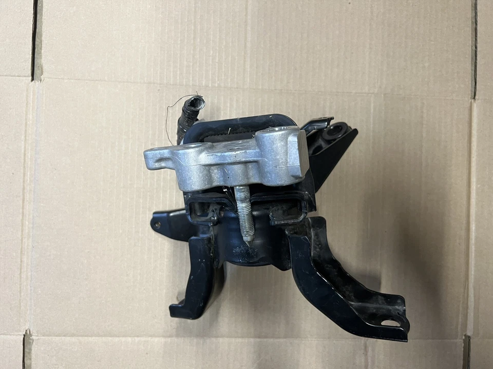 Soporte de montaje derecho motor delantero Toyota Prius 2010-2014 OEM Foto 3 de 4