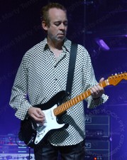 PHIL MANZANERA PHOTO ROXY MUSIC 8x10 Concert Photo by Marty Temme BLACK STRAT