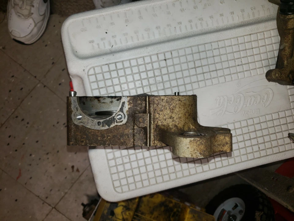 Yamaha Raptor YFM 90 YFM90R 2009-2013 caja de motor derecho usada Foto 3 de 4