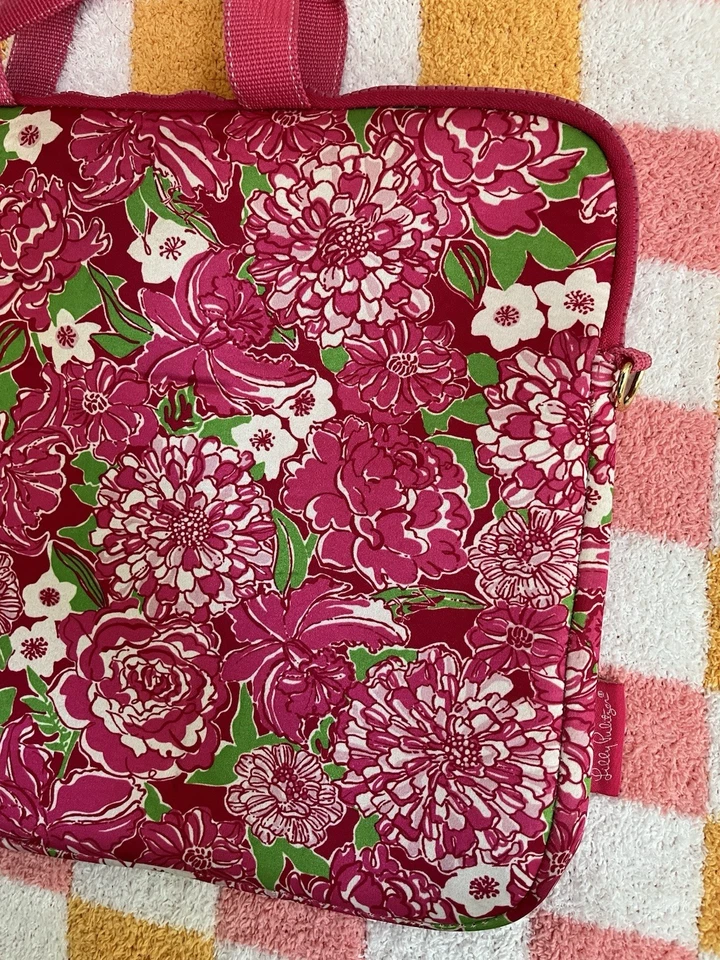 Capa para laptop Lily Pulitzer com alças, rosa 15” x 11,5” - Imagem 2 de 4