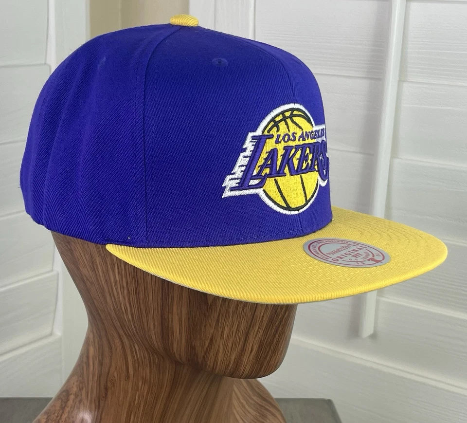 Chapéu Snapback Mitchell & Ness NBA Los Angeles Lakers Código de Área Roxo/Dourado - Novo com etiquetas - Imagem 4 de 4