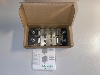 Schneider Electric Spacial S3D Wandbefestigungslaschen aus Stahl, 4-Set (NSYAEFP