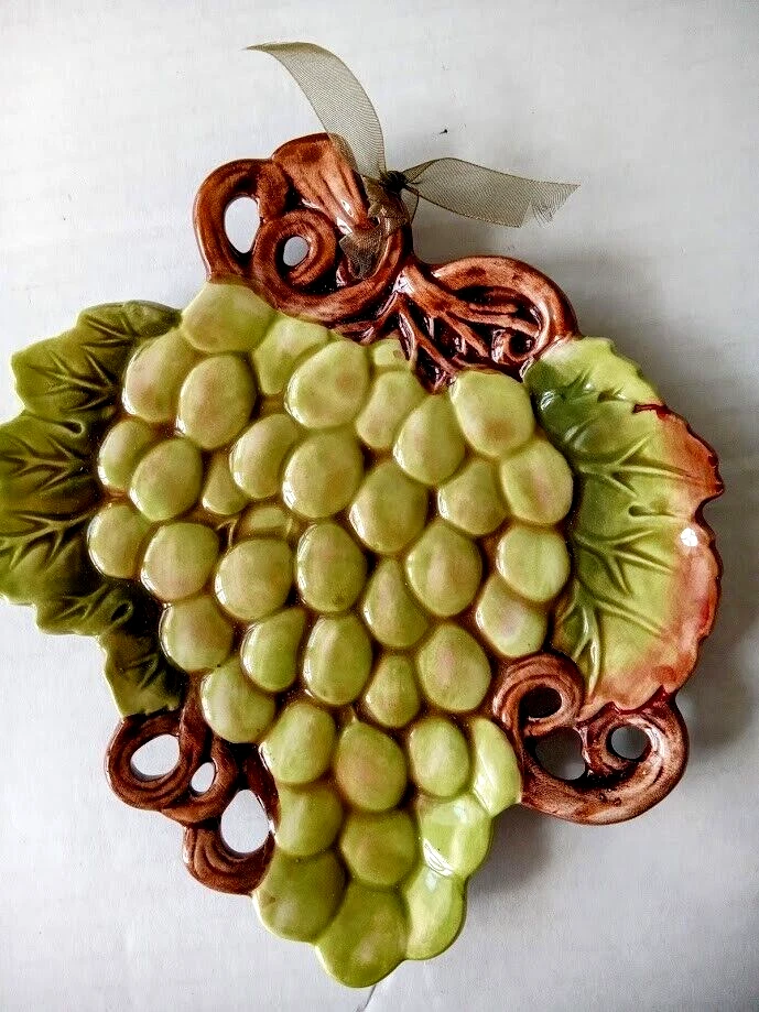 Plato de queso para aperitivos Grasslands Road 8" X 7" motivo de uva verde en relieve Foto 2 de 4