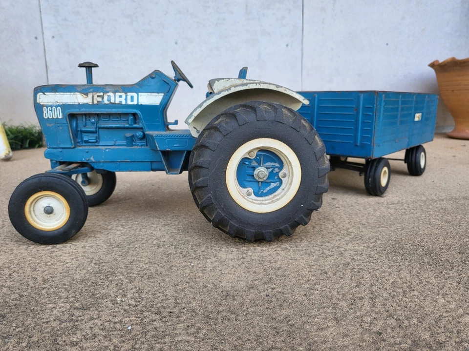 Juego de tractor de juguete de metal fundido a presión Ford 8600 azul Ertl Toys original sin restaurar 12" Foto 2 de 4