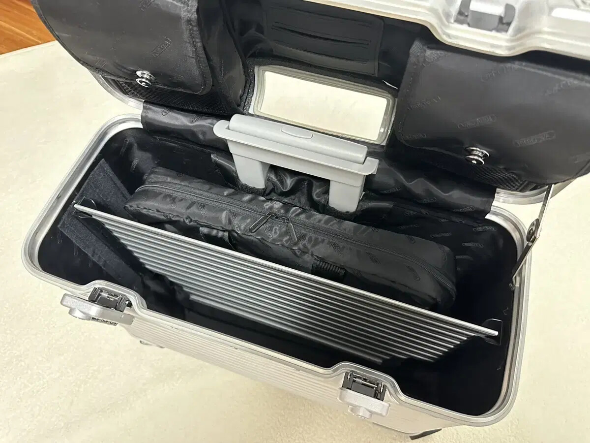 リモワ　パイロット　RIMOWA PILOT 装いも新たにリモワの隠れた名作がカムバック。これは出張の多い