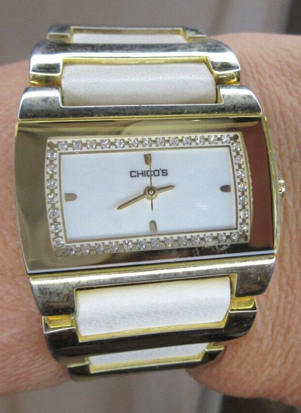 VINTAGE WHITE LEATHER AND GOLD ACCENTS CHICO display picture 2