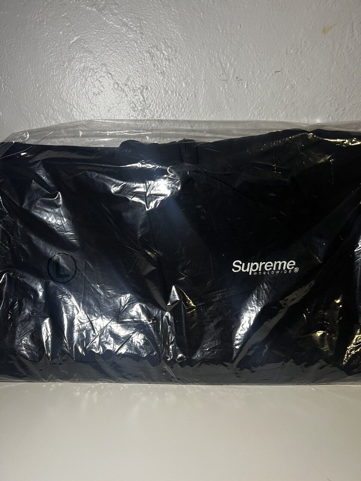 Supreme Worldwide Hooded Sweatshirt Black L, in Hand