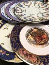 COMMEMORATIVE PLATES FROM THE ROYAL COLLECTION TIN SET OF FIVE 10"