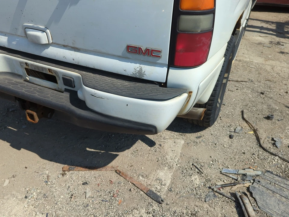 2001-2006 Gmc Yukon Rear Bumper Assembly Oem AWBR1 - Image 3 of 3