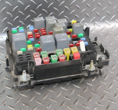 2003-2005  HUMMER H2 Chevy Silverado 1500 Pickup Engine Fuse Box Assembly OEM