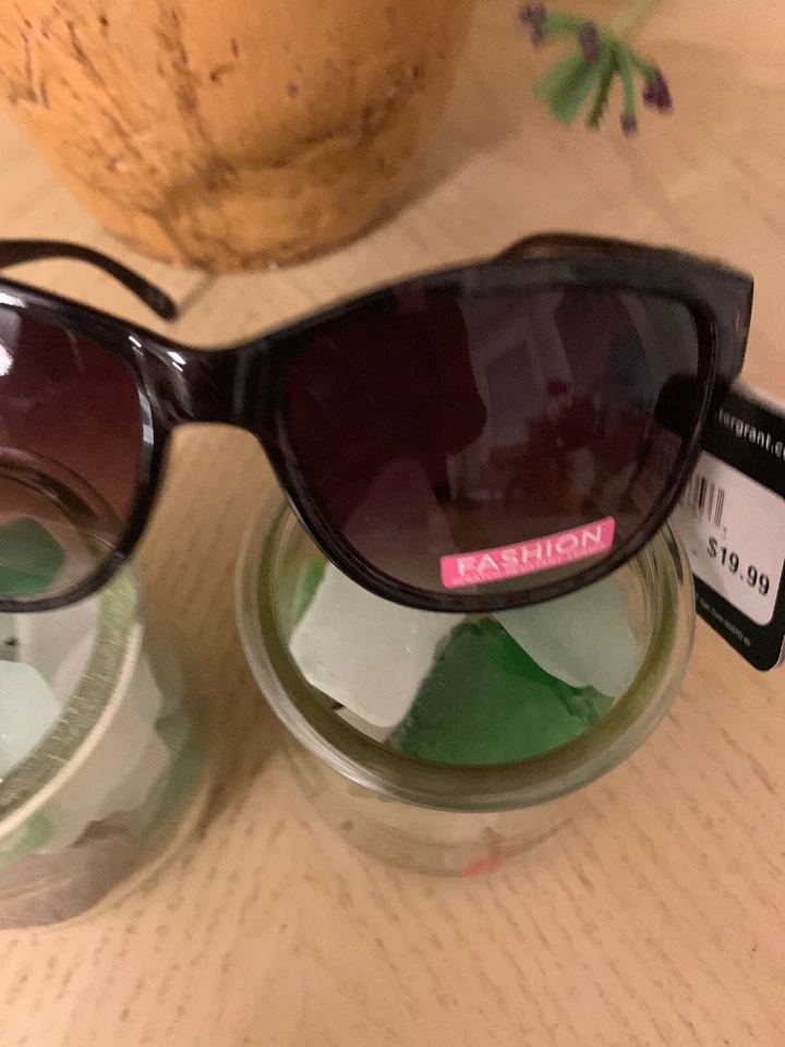 Dos gafas de sol para mujer de moda Foster Grant "FATE" con estampado de animales de vino 100 % UVA Foto 2 de 4