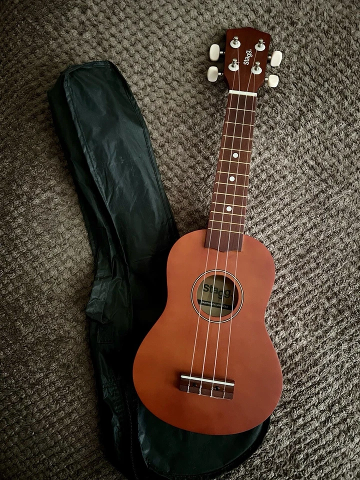 Ukelele Stagg hecho a mano marrón Foto 2 de 4