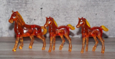 Vintage Set Of 3 Amber Acrylic Tiny Mini Horses Mother & 2 Foals B47