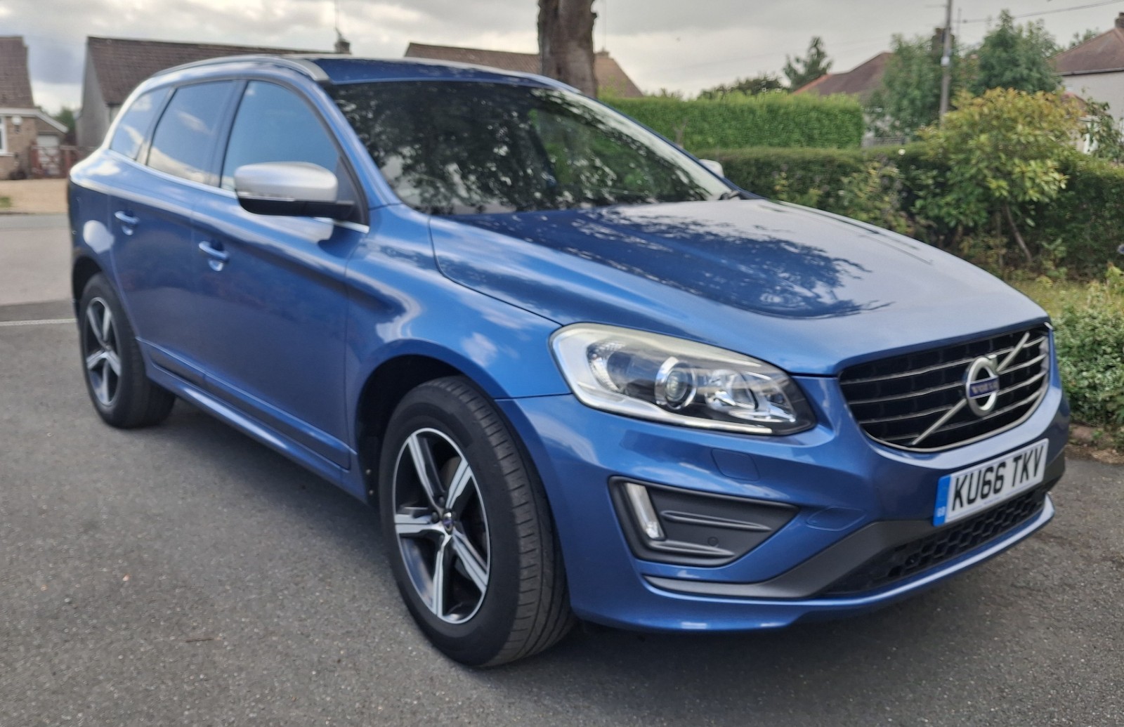 VOLVO XC60 R-DESIGN LUX NAV D5 AWD