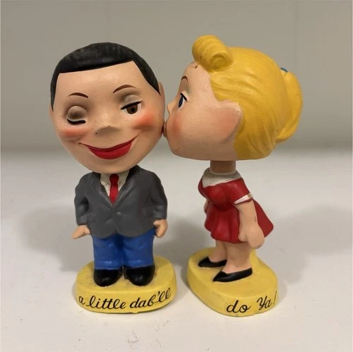 Romantic Couple Bobblehead Figurine Set Plastic Multicolor 2 Pack