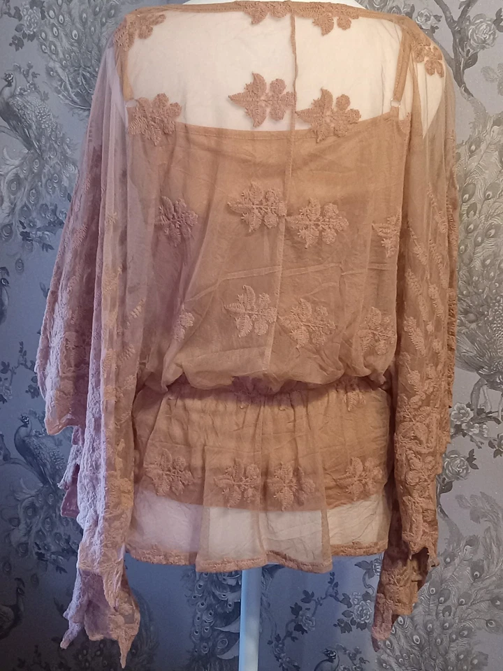 Top de ala de murciélago bordado de encaje bohemio Foto 2 de 4