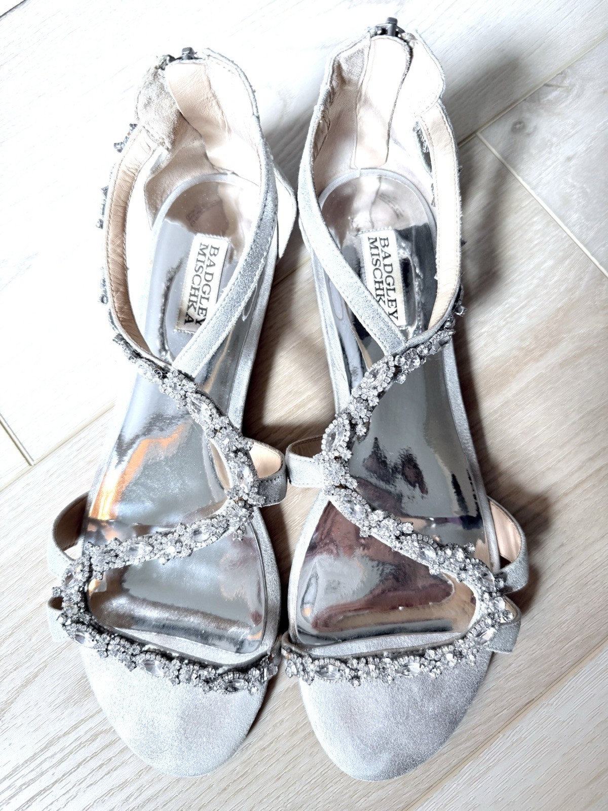 ￼BADGLEY MISCHKA Silver Crystal Leather Evening Flat Sandals Siz 11