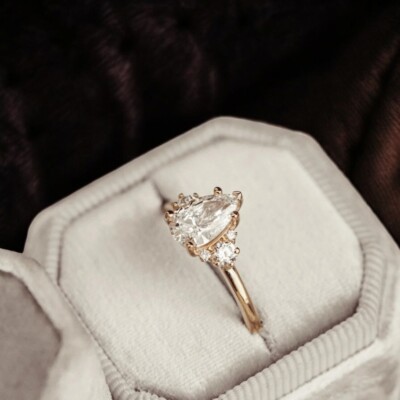 Verlobungsring 1,75 ct Birnenschliff Lab Grown IGI Diamant 14k Gelbgold E F VS