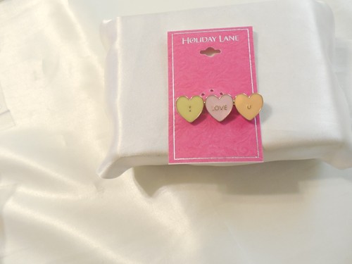 Spilla Holiday Lane cuore smaltato tono oro "Ti amo" M710 $24 - Foto 5 di 7