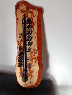 Thermometer, Wetterstation auf Zirbenholz mit Lichtenberg-Figuren