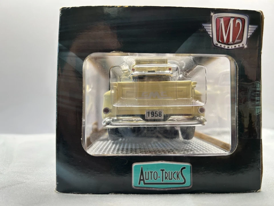 M2 Machines 1/24 & 1/64 1958 GMC 100 Step Side yellow/white S18 16-12 Diecast - Image 3 of 4