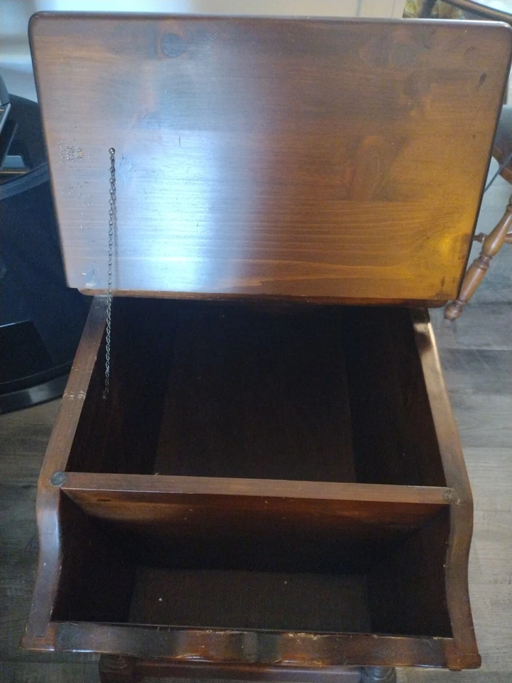 Mesa auxiliar Mid Century Pine Old Tavern Doughbox Foto 2 de 4