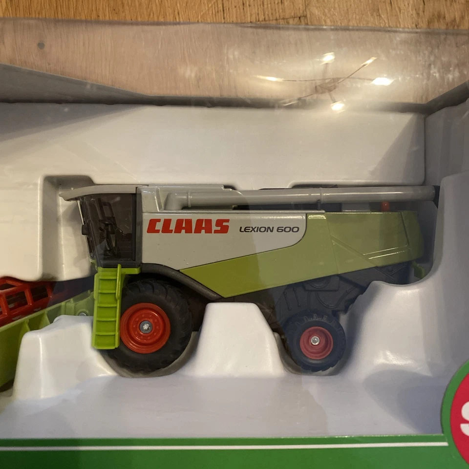 Siku Claas Lexion 600 Combine Harvester Diecast Model 1:50 - Image 4 of 4