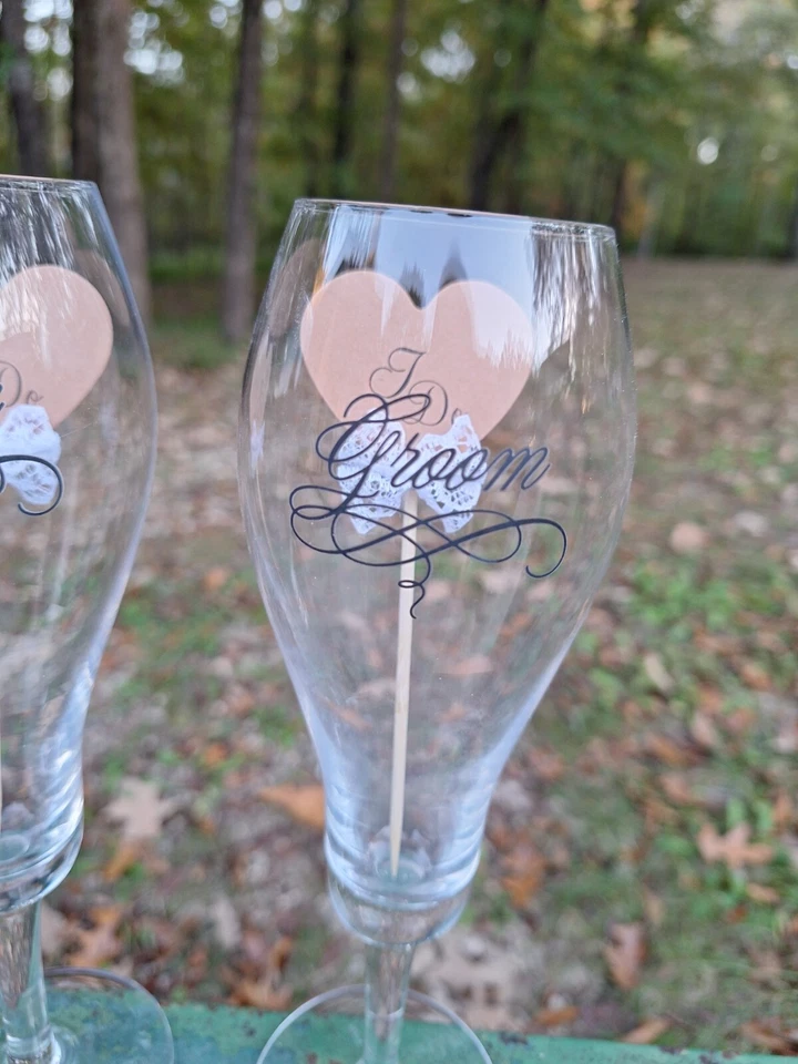 Vasos para tostar de boda transparentes Lillian Rose para novia y novio Foto 3 de 4