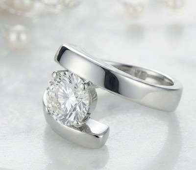 Modern  Solitaire Ring Sparkling Clear Stone Silver Tone Size 9