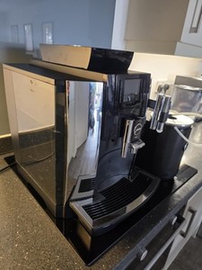 Jura WE8 Kaffeevollautomat, mit elektrischem Milchkühler von Jura!
