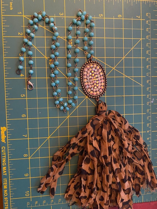 Flashy Costume Jewelry necklace, turquoise colored beads.