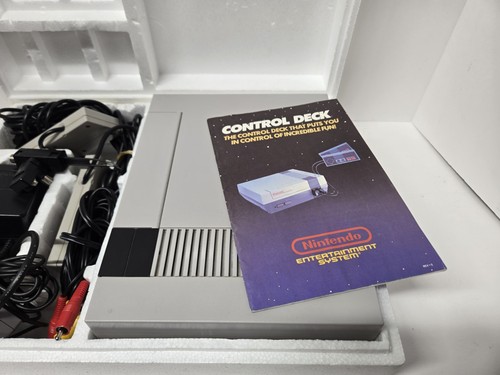 Nintendo NES Control Deck In Box With The Official Players Guide! Nice Shape! - Picture 10 of 11