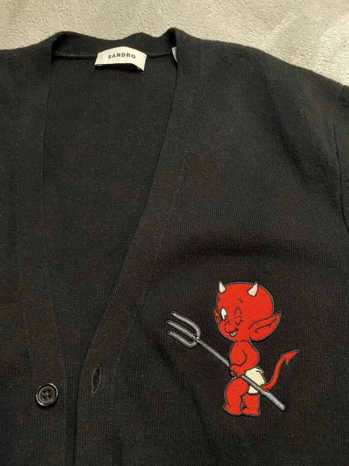 Cárdigan de Lana SANDRO Grande - Negro Bordado “Little Devil” Para Hombre Nuevo Sin Etiquetas Foto 2 de 4