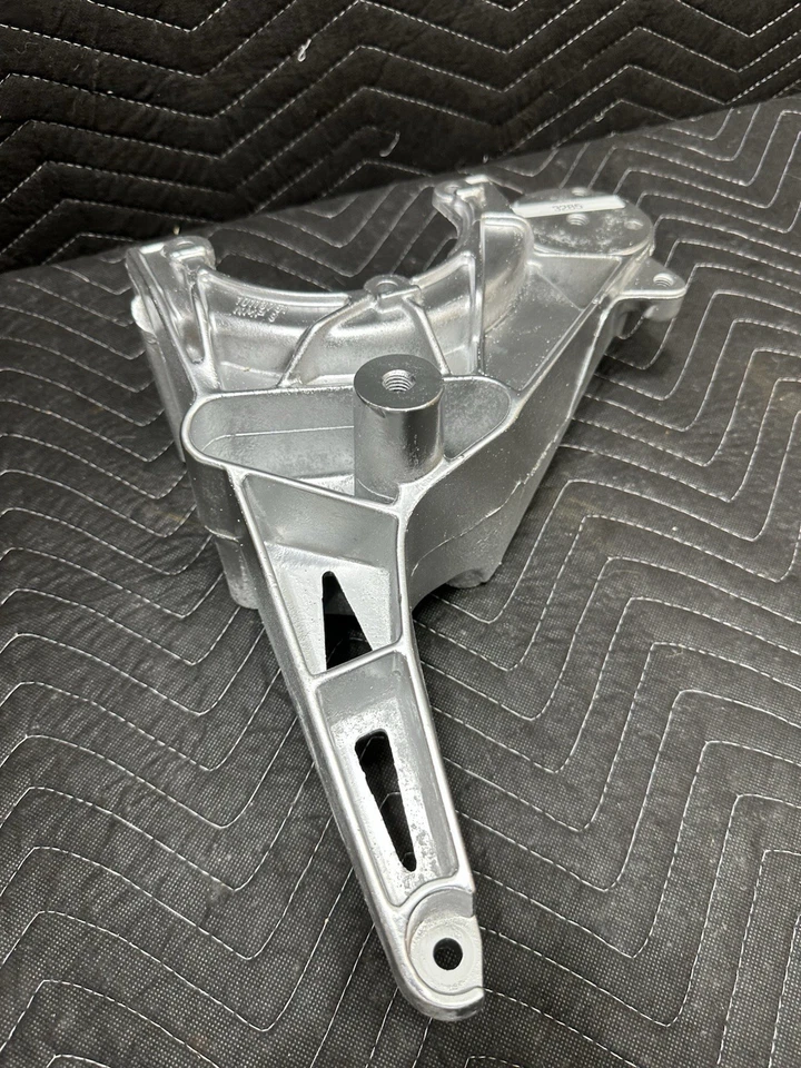 Soporte compresor de aire acondicionado Chevy GMC 1988-95 350.305 OEM. 10118751 Foto 3 de 4