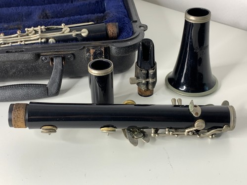 Selmer 1400 Clarinet w/Hardcase - Picture 8 of 9