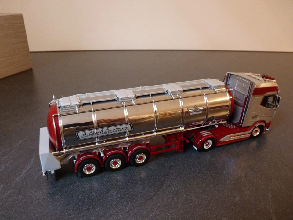 DAF XG+ 4x2 Zugmaschine mit Tanktrailer " DE GROOT " v.WSI 1:50 - Bild 4 von 4