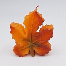 Motivkerze in Blattform Ahorn Herbst - Echtwachskerze in Geschenk Folie verpackt