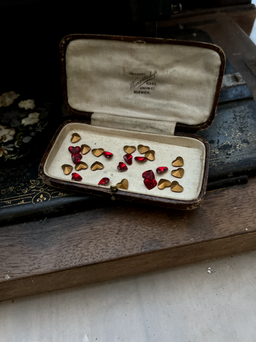 25 Ruby Red 8 x 6mm heart shape genuine Swarovski crystal with gold foil back 25 - Picture 4 of 7