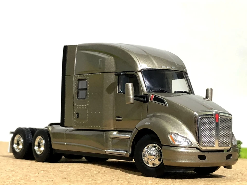 Kenworth T680 6x4 plata, modelos de camiones WSI, escala 1:50 Foto 2 de 4