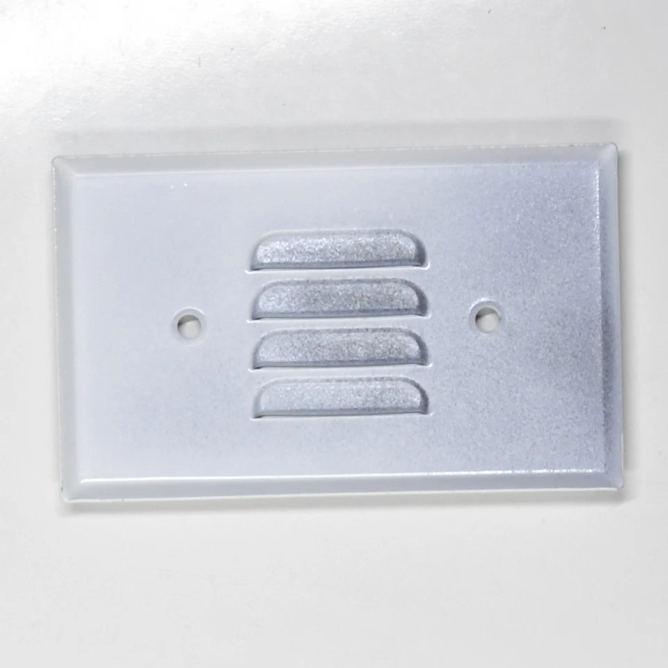 Louvered Step Light Cover Horizontal White Standard Plate Screw Spacing 2-3/8 in - Imagem 2 de 3