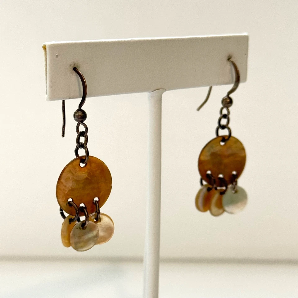 Pendientes colgantes de plata de ley disco con carcasa iridiscente Foto 3 de 4