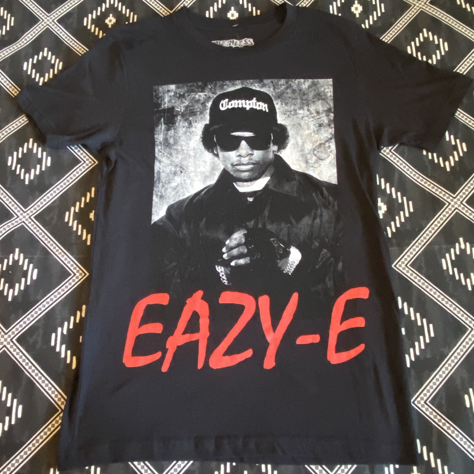 FILA T shirt EAZY E Compton con licenza Gansta Rap. PICCOLO (NV) NWA nuovo con etichette