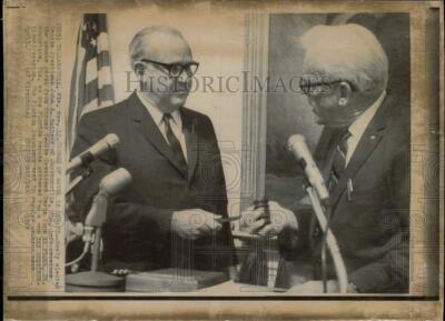 1968 Press Photo Verle Pope gives senate gavel to John Mathews in Tallahassee