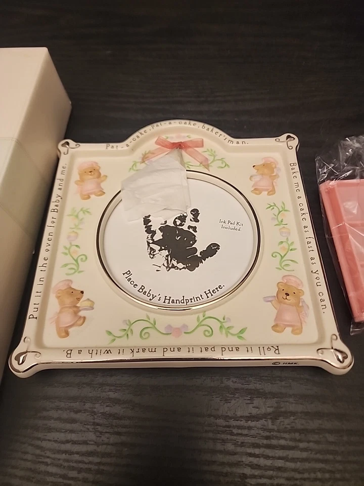 Hallmark 纪念框女宝宝脚印开口盒 6 x 6.5 — 第 2/4 张图片