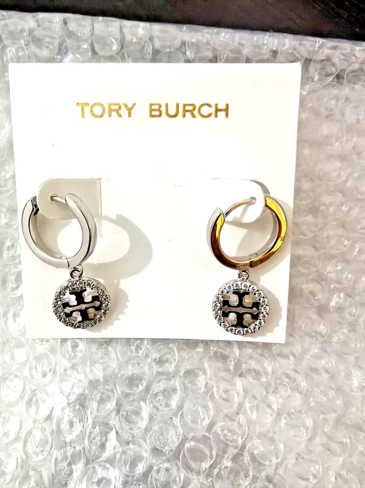 Brincos TORY BURCH WHITE CRYS TAL INCRUSTADOS LOGOTIPO OCO PRATA - Imagem 2 de 4