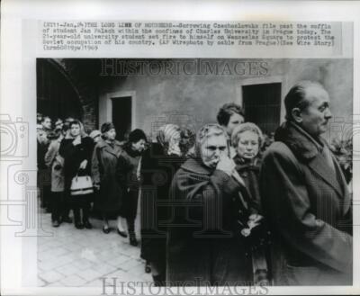 1969 Press Photo Czechoslovaks pass the coffin of student Jan Palach in Prague