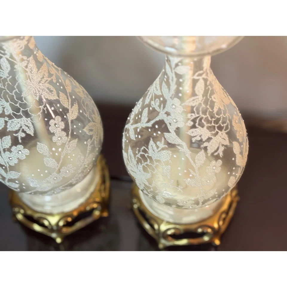 Par de lámparas de mesa toudoir vintage de vidrio grabado floral de Nueva York de los años 50 Foto 4 de 4