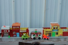   VINTAGE FISHER PRICE PLAY LITTLE PEOPLE FAMILY VILLAGE MAIN STREET  